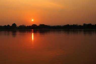 Nehrin üzerinde gün batımı