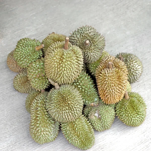 Tumpukan buah durian di lantai — Stok Foto