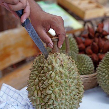 Satıcı peeling durian