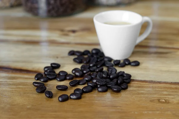 Xícara de café com grãos de café — Fotografia de Stock