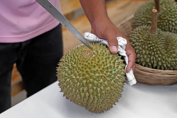 Vendor peeling durian — Stock Photo, Image