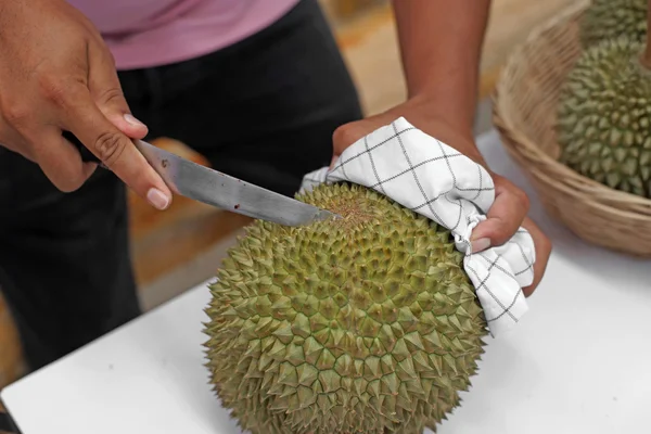 Vendor peeling durian — Stock Photo, Image