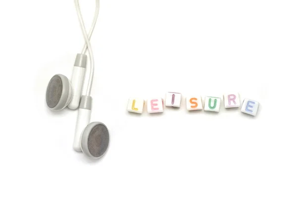 알파벳 레저와 흰색 이어폰 — 스톡 사진