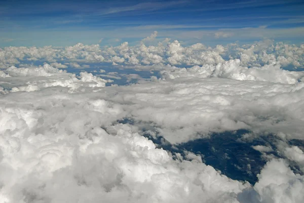 Vue sur les nuages depuis la fenêtre d'un avion — Photo