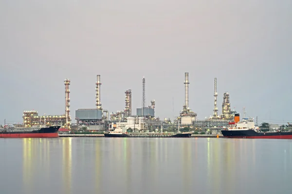 Refinaria de petróleo ao longo do rio — Fotografia de Stock