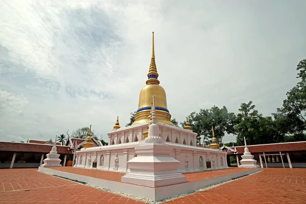 Zlatá stúpa, buddhistická náboženská stavba — Stock fotografie