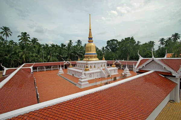 Zlatá stúpa, buddhistická náboženská stavba — Stock fotografie