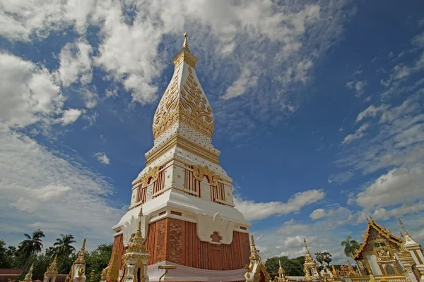 Arany sztúpa, a buddhista vallási emlékmű — Stock Fotó