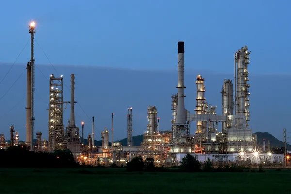 Raffineria di petrolio con bellissimo sfondo cielo — Foto Stock