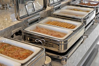 yemek servisi buhar açık büfe tablo üzerinde tava