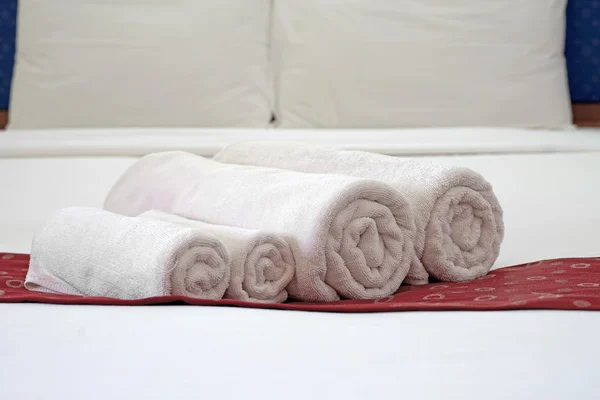 在床上的白毛巾 — 图库照片