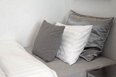 Yataktaki yastıklar