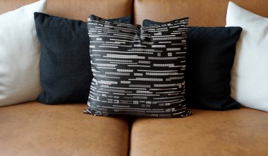 oturma odasında kanepede yastık