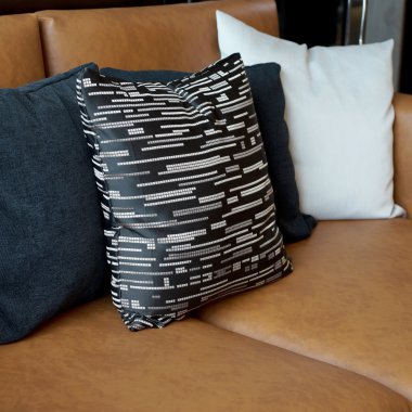 oturma odasında kanepede yastık