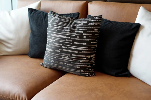 oturma odasında kanepede yastık