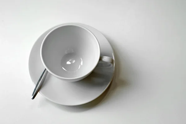 Белый пустой кофе чашку и ложку — стоковое фото