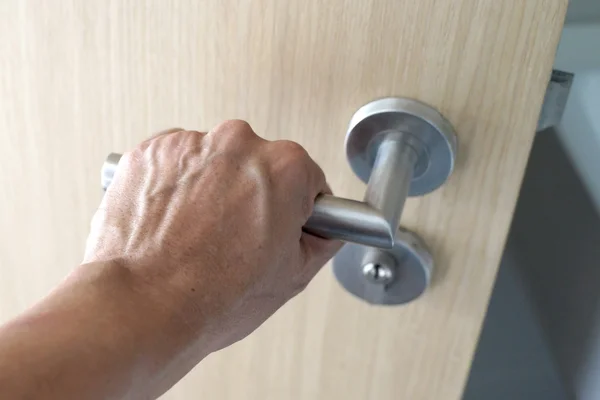 Masculino mão segurar maçaneta da porta — Fotografia de Stock
