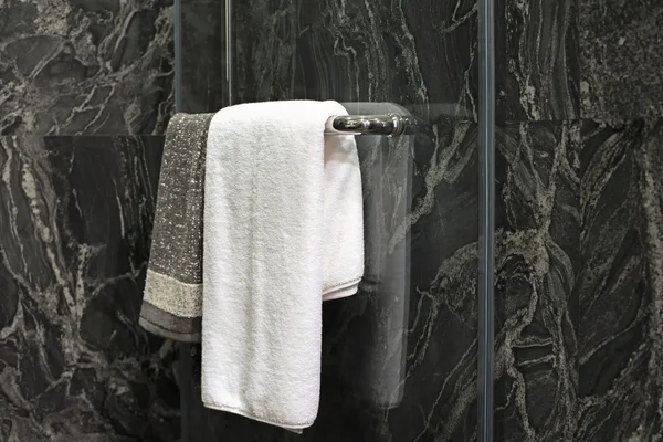 Handtücher am Türgriff der Dusche — Stockfoto
