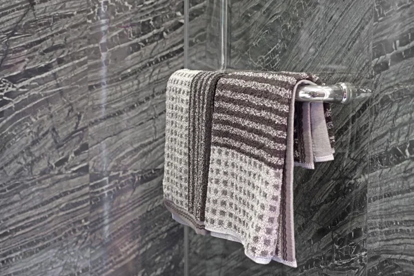 Handtücher am Türgriff der Dusche — Stockfoto