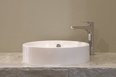 seramik lavabo ve metal musluk 