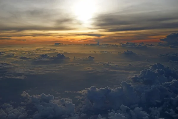 Vista del amanecer desde la ventana de un avión — Foto de Stock