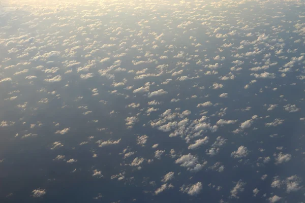 Wolken uitzicht uit het raam van een vliegtuig — Stockfoto