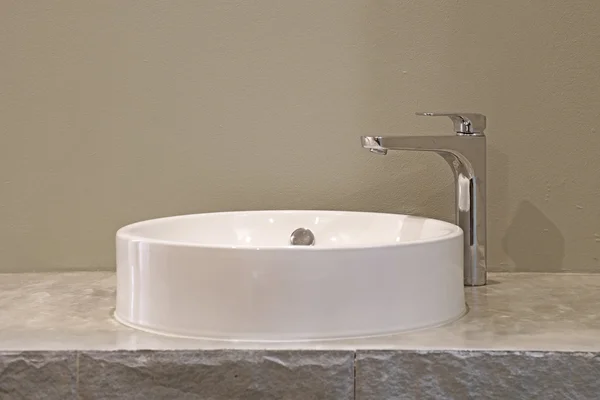 Ceramic washbasin and metal faucet — Stock Photo, Image