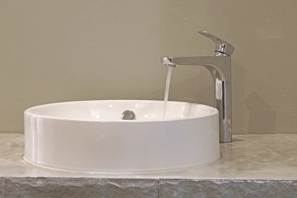 Ceramic washbasin and metal faucet — Stock Photo, Image