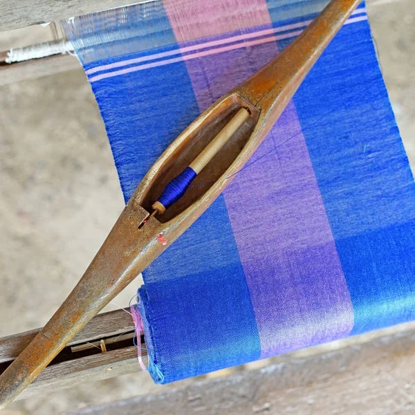 Дерев'яний боббін на старовинному шовковому ткацькому верстаті — стокове фото