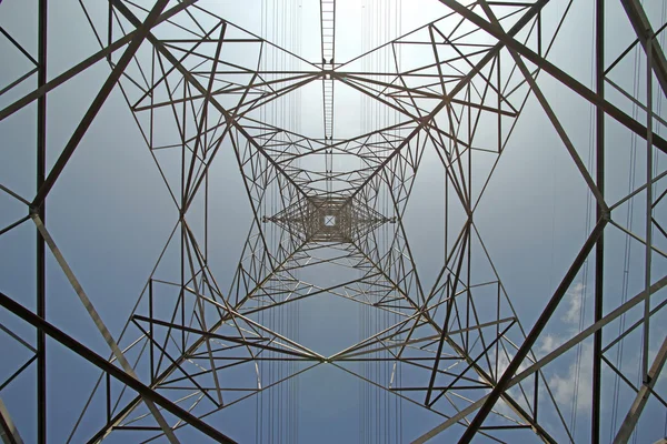 Vysoké napětí elektrické věž — Stock fotografie