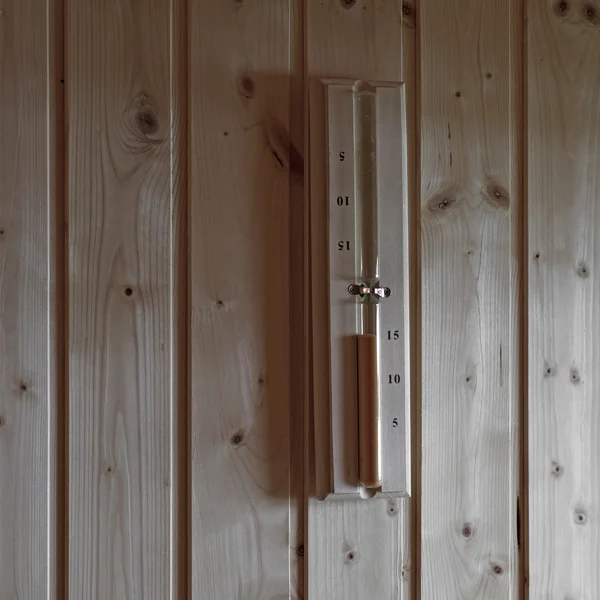 Sablier au mur dans la salle de sauna — Photo