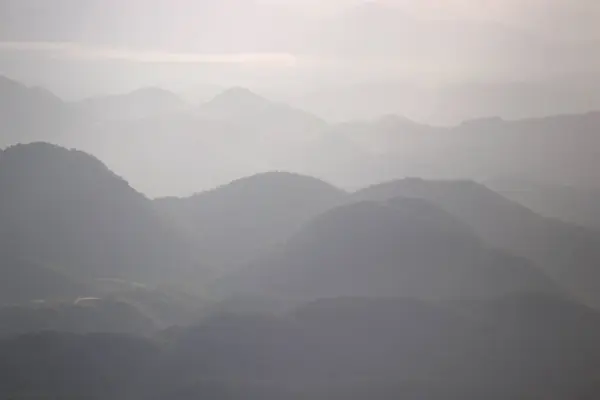 Enevoado Montanha Colinas Paisagem Camadas Montanhas Com Nevoeiro — Fotografia de Stock