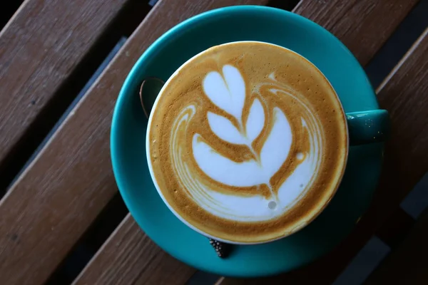 Κούπα Ζεστό Καφέ Latte Art Ξύλινο Τραπέζι — Φωτογραφία Αρχείου