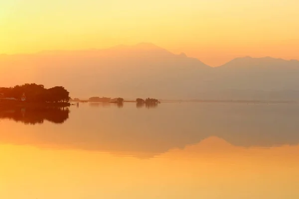 美丽的落日在湖上的照片 — 图库照片
