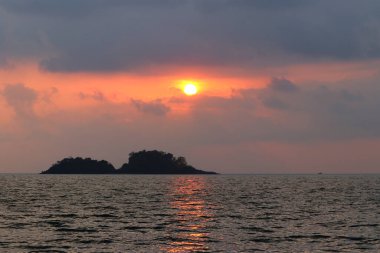 Manzara deniz üzerindeki güzel gün batımı manzarası