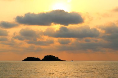 Manzara deniz üzerindeki güzel gün batımı manzarası