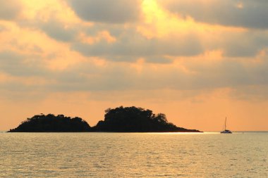 Manzara deniz üzerindeki güzel gün batımı manzarası