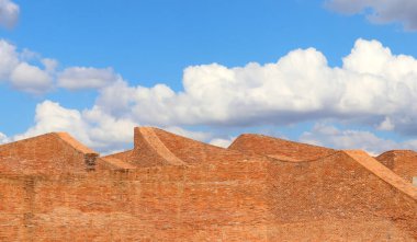 Gökyüzü arkaplanlı mimari tuğla duvar
