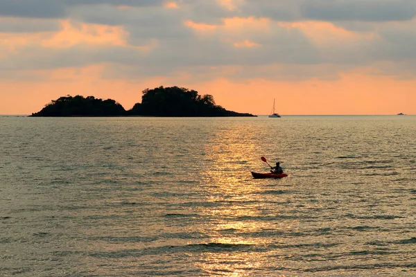 Silhouette Tourist Paddling Kayak Sea Sunset — Stock Photo, Image