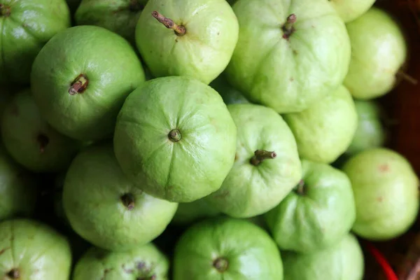 Pazar Tepsisinde Bir Yığın Guava Meyvesi — Stok fotoğraf