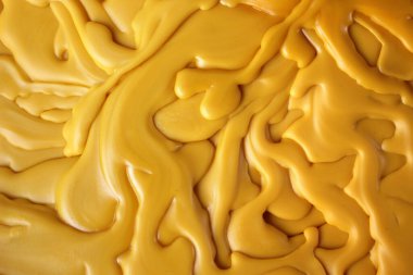 Eriyen mumlar, arka plan olarak sarı mum damlaları