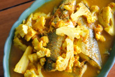 Balık ve sebzeli demirhindi ezmesinden yapılmış ekşi çorba.