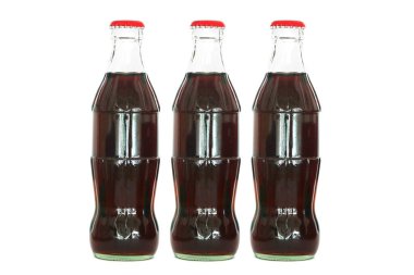 Kola şişesi beyaz arka planda izole edilmiş.