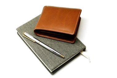 Beyaz arka planda izole edilmiş kalem ve kahverengi deri cüzdanı olan defter