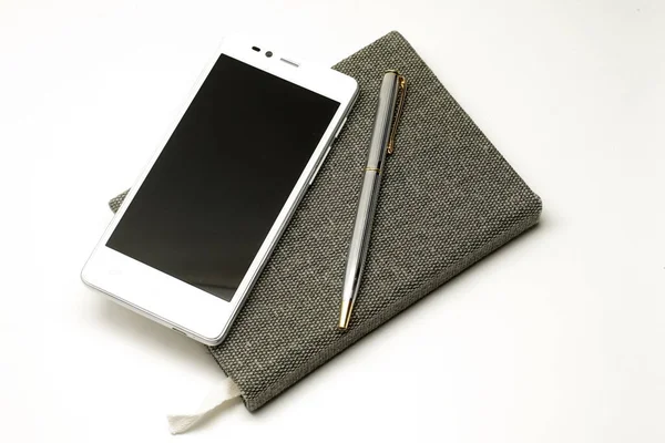 Σημειωματάριο Στυλό Και Smartphone Που Απομονώνονται Λευκό Φόντο — Φωτογραφία Αρχείου