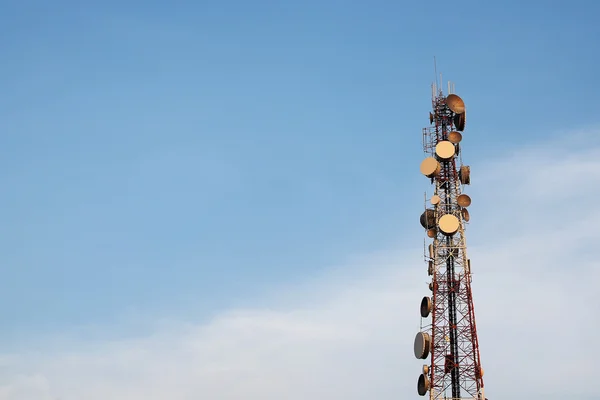 Telekommunikationen står hög — Stockfoto