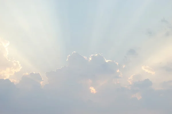 Sunbeam na błękitne niebo — Zdjęcie stockowe