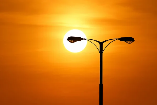 Silhueta de luz de rua com belo pôr do sol — Fotografia de Stock