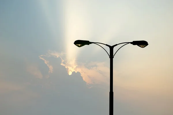 Silueta de farola con hermoso rayo de sol —  Fotos de Stock