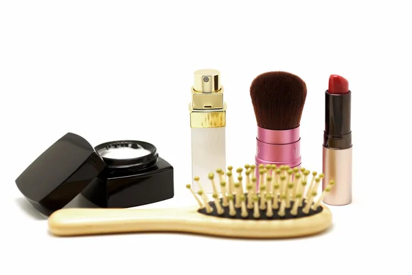 Set cosmetico con pennello parfume blusher lipstico e pettine su whit — Foto Stock
